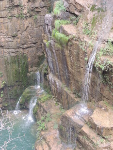 山间瀑布溪流自然美景