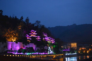 湖畔夜景 璀璨灯光映楼阁