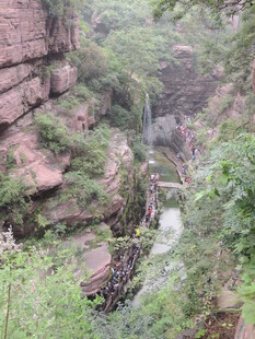 山间峡谷绿意盎然的景致