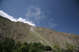 高山蓝天绿树自然美景