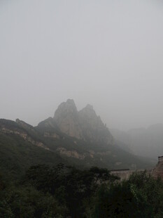 云雾缭绕中的山峦美景