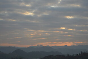 黄昏时分的山峦与云霞