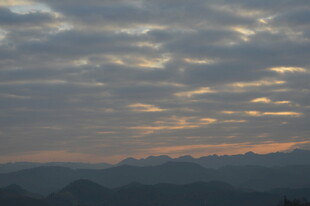 黄昏时分的山峦与云霞