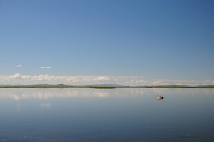 平静湖面映蓝天