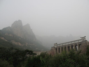 雾中巍峨山峦与建筑