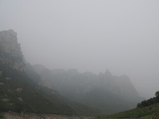 雾中朦胧山峦景色