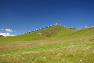 草原山丘蓝天美景