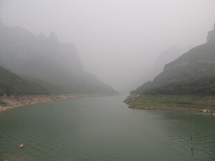雾中山水景 静谧自然美