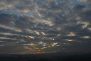 黄昏时分的壮丽云层景观