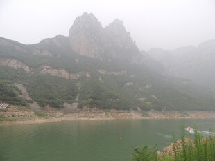 雾中青山绿水美景