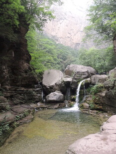 山间溪流瀑布自然美景