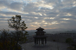 黄昏下的古亭与朦胧景致