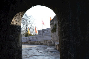 透过拱门看古老城墙风景