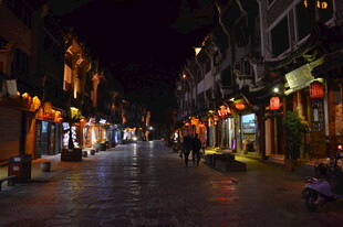 古街夜景 灯笼映照石板路