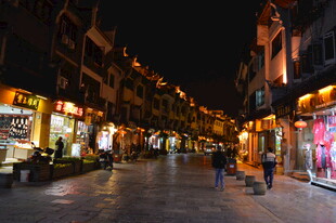 古街夜景 灯火璀璨的繁华