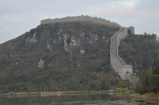 巍峨长城盘踞山峦之巅