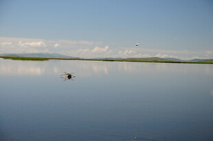 平静湖面 孤舟静泊