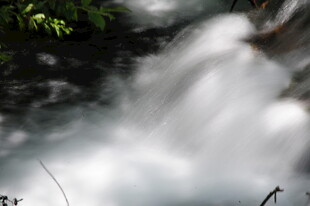 山间小瀑布水流潺潺