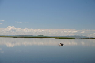 平静湖面小船与蓝天白云