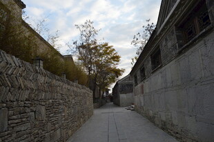 古老小巷 静谧的石墙风景