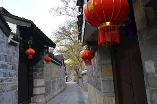 古巷红灯笼 尽显中式韵味