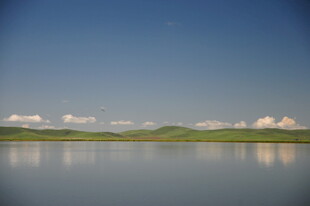 宁静湖面与远处天际线