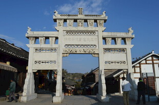 古牌坊矗立传统街巷间