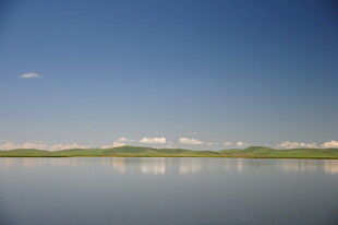 宁静湖面与蓝天绿地景致