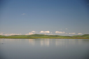 宁静湖面与远处青山蓝天