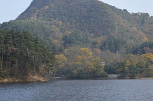 秋日湖畔山景图
