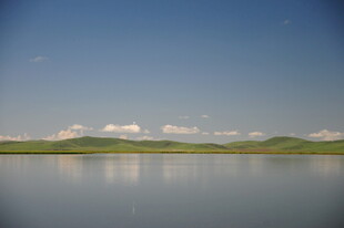 宁静湖面与远处山峦美景