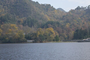 秋日湖畔山林美景