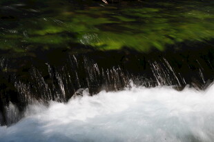水流飞溅的自然灵动瞬间