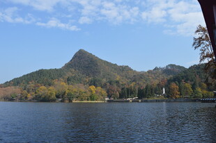 湖畔青山秋景图