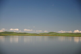 宁静湖面映蓝天绿草