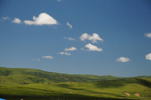 草原蓝天美景