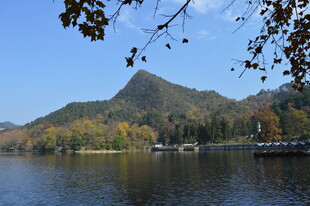 秋日湖畔山林美景