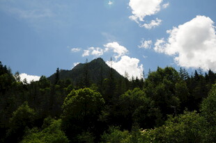 青山葱郁间的蓝天白云