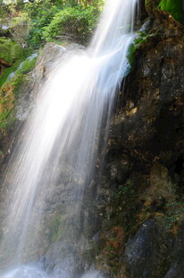 山间小瀑布的灵动之美