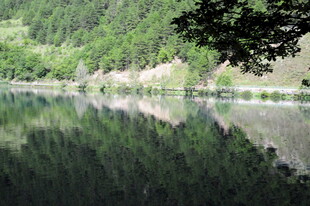 宁静山水倒影美景