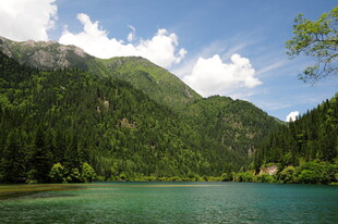 青山绿水间的澄澈湖泊