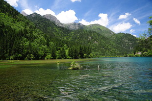 青山绿水间的美丽湖泊
