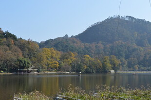 秋日湖畔山色美景