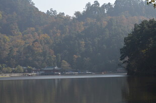 宁静湖畔山林美景