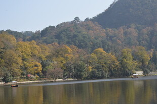 秋日湖畔山林美景