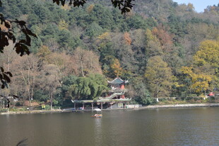 湖畔山林间的静谧景致