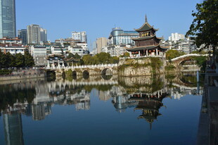 湖畔古建与城市风光倒影