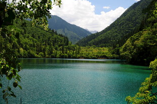 青山环抱的碧绿湖泊