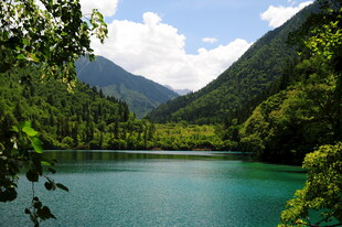 青山环抱的碧绿湖泊