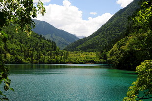 青山环抱的碧绿湖泊